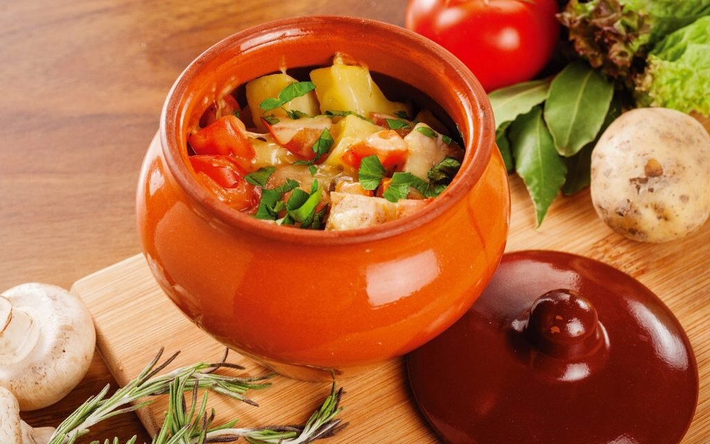 Жаркое в горшочках