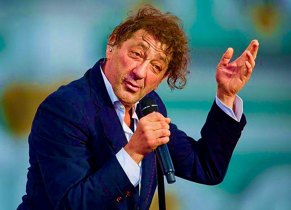 А это редкое фото Григория без очков