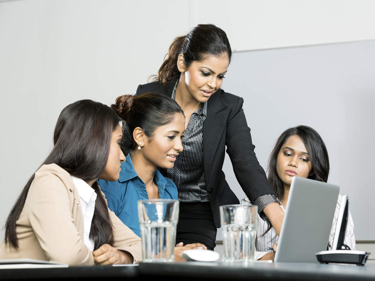 She met a woman. Индийская бизнес леди. Офис в Индии. Women in the workplace.