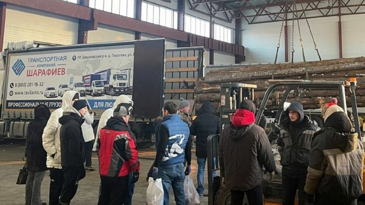     Очередной груз с гуманитарной помощью для участников специальной военной операции отправили накануне из Кизнерского района Удмуртии. Военнослужащим передадут стройматериалы, нательное белье, теплые вещи и продукты.