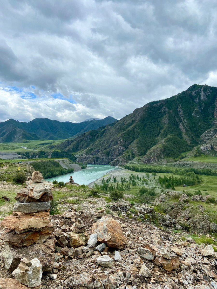Первое место на Алтае, где я увидела пирамидки из камней