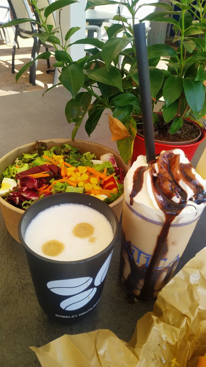 Завтрак у меня кофе с молоком и десерт, мороженое с кофе и шоколадом, Гамбургер.У знакомой салат и кофе с молоком.Дети отказались кушать им только горки, потом вместе обедали.