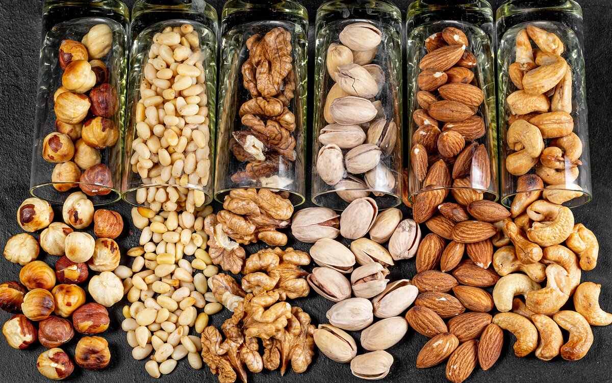 Например, бразильский орех - рекордсмен по держанию селена, миндаль - по содержанию кальция, кешью - меди, в фундуке и фисташках много калия, а в кедровых орешках - цинка