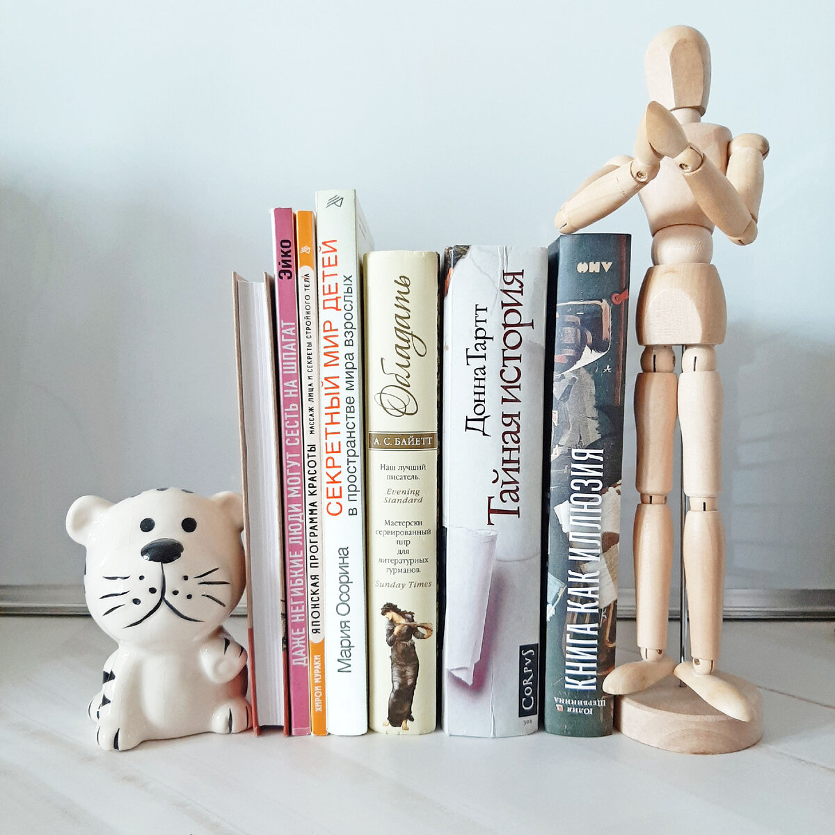 Мой деревянный человечек даже зааплодировал моим книжным итогам. Конечно, кому приятно находиться под книжными завалами )) Фото автора публикации.