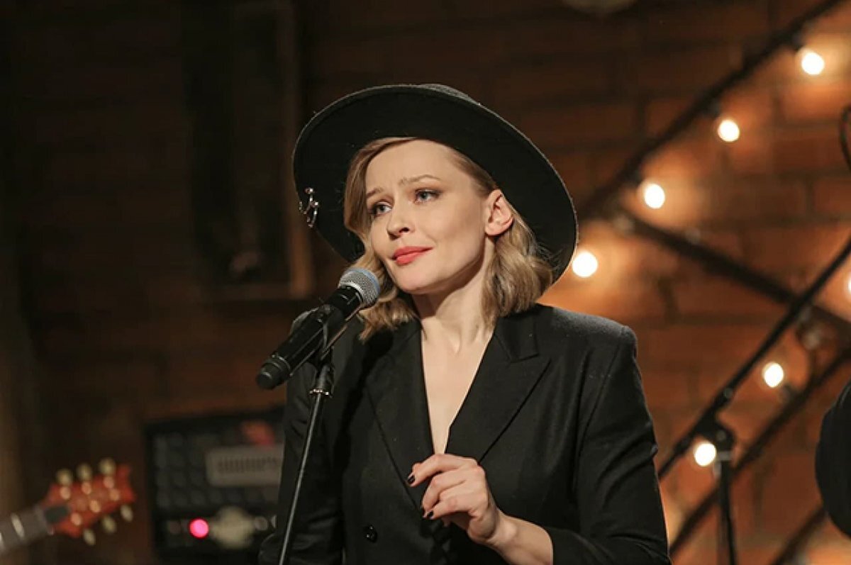    Уроженка Пскова Юлия Пересильд представила свою первую книгу