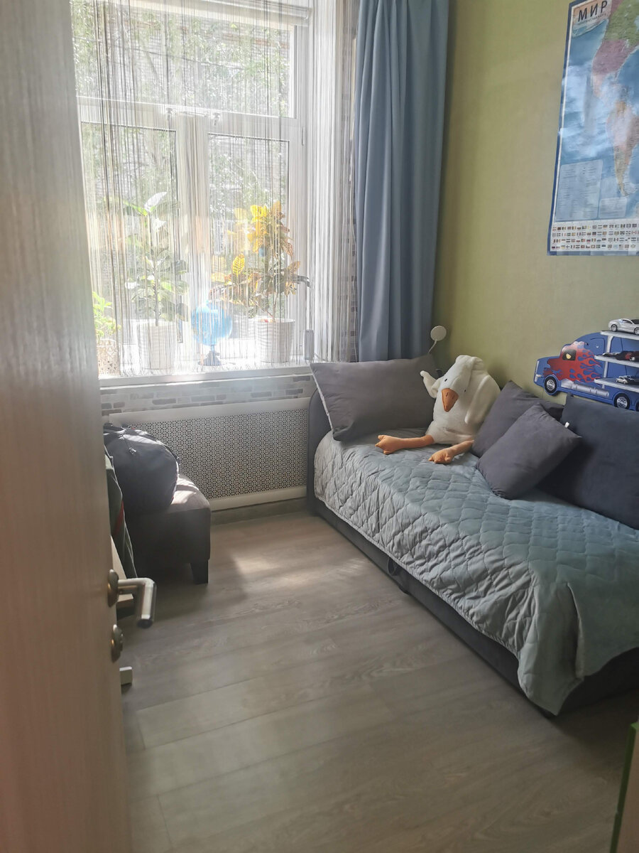 У сына также за шторой, справа, над кроватью, бежевого цвета