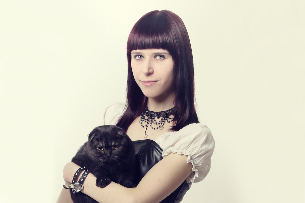 Я с одной из первых выпускниц своего питомника - чёрной дымчатой Виолой (2015 г.р.)