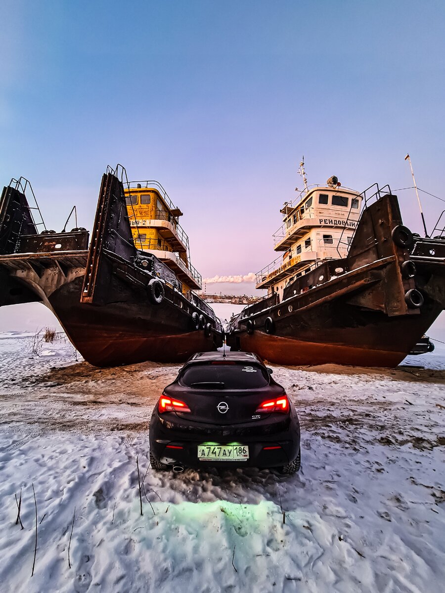 Под Сургутом на одном из берегов реки Обь уже шестой год стоят и ржавеют эти кораблики. Классная фото локация, но до нее не так просто добраться. Впервые за всё время удалось подъехать к ним на авто