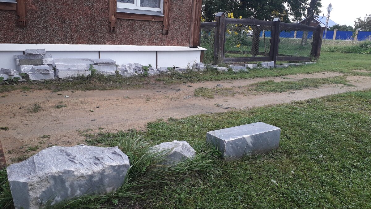 Мрамор в Мраморском практически валяется на дороге. Фото автора.