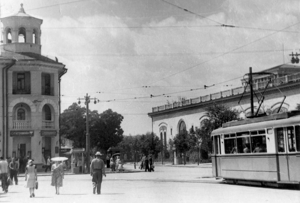 Симферополь антикварный. Симферополь 1950. Симферополь 1965. Привокзальная площадь Симферополь 1960. Довоенный вокзал Симферополя.