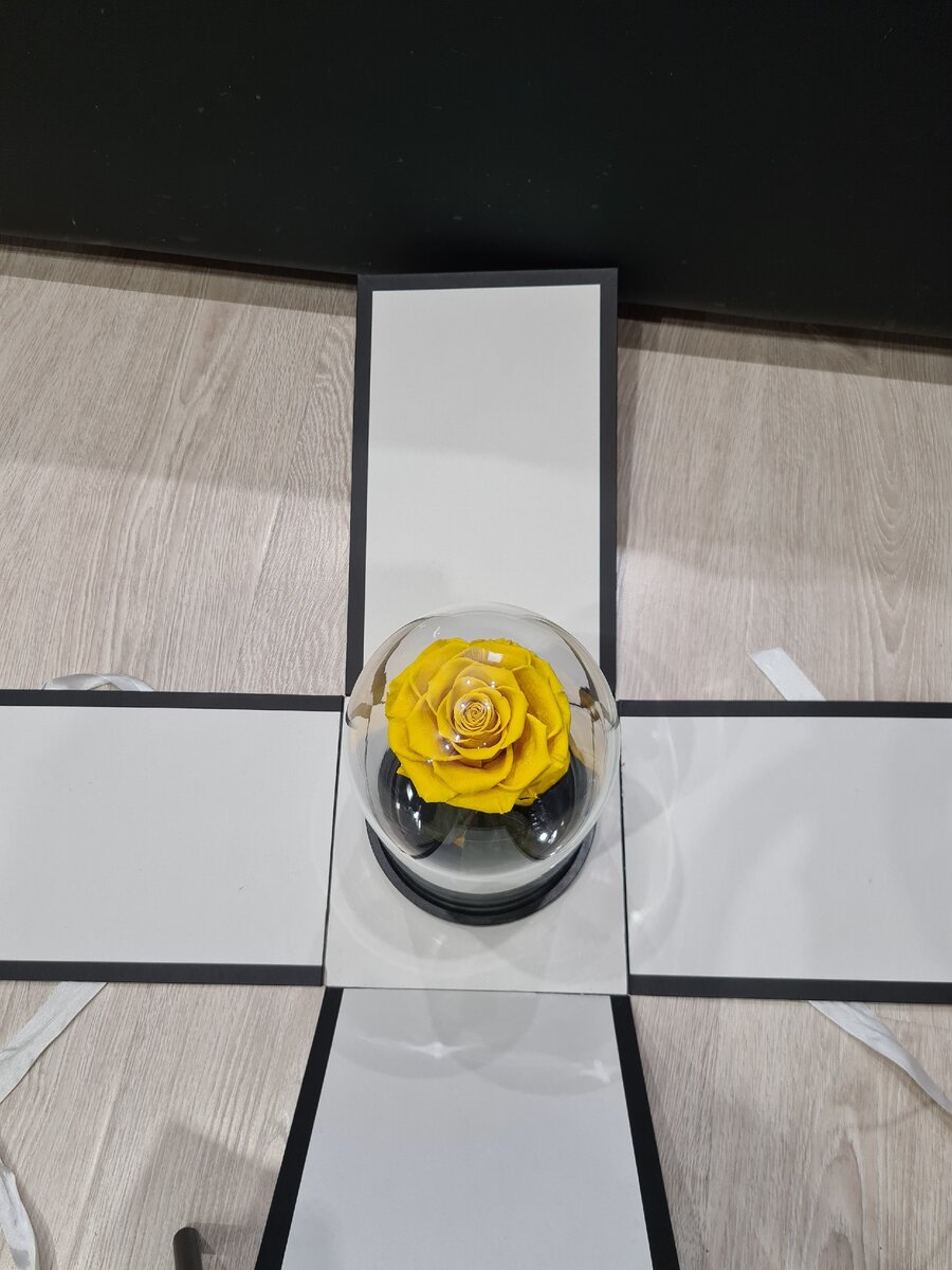 Когда снимаешь крышку, она открывается полностью, как на фото.