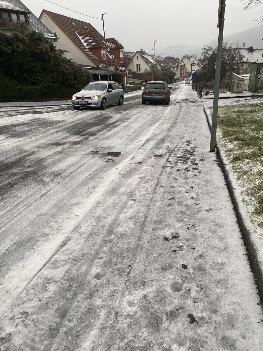 Все во льду. Мерс с места почти не сдвигается 