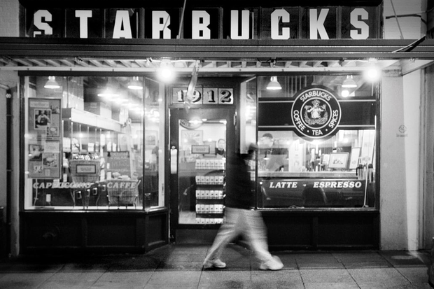 Первая кофейня Starbucks после «переезда» на новое место — 1912-й павильон рынка Пайк Плейс. Фото vc.ru Источник : https://realnoevremya.ru/articles/129807-istoriya-starbucks-corporation 