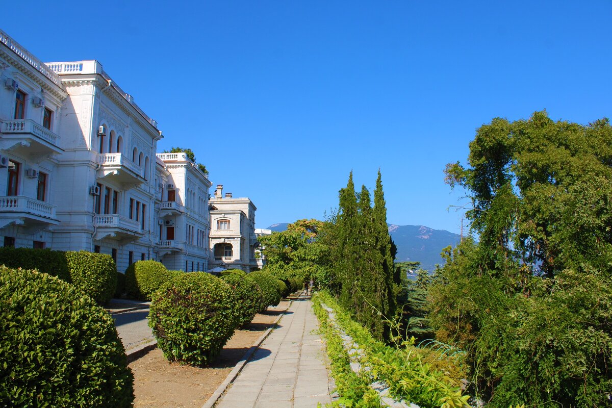 Достопримечательности крыма воронцовский дворец. Храм в ялте. Какие достопримечательности есть в ялте. Крым ялта ласточкино гнездо. Памятники города ялты.