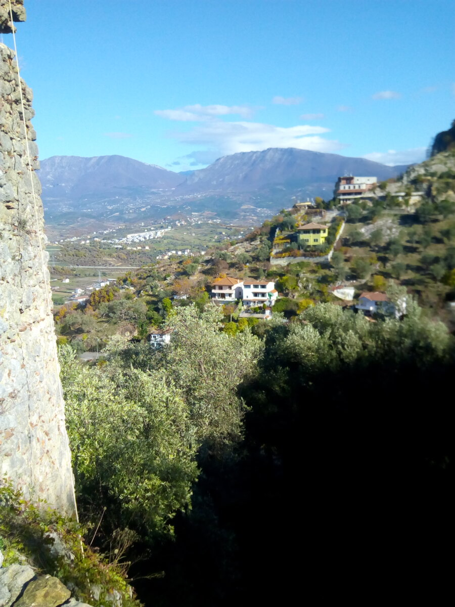 Панорама, открывающаяся с замка Петрела