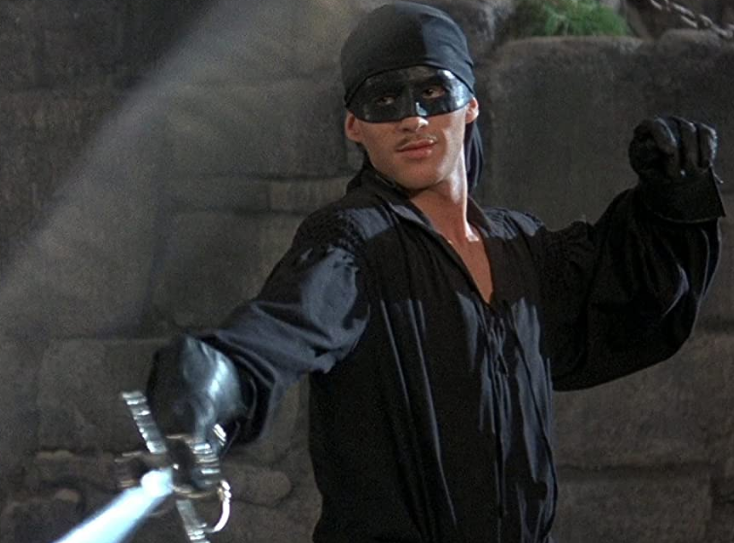 Герой явно косплеит Зорро