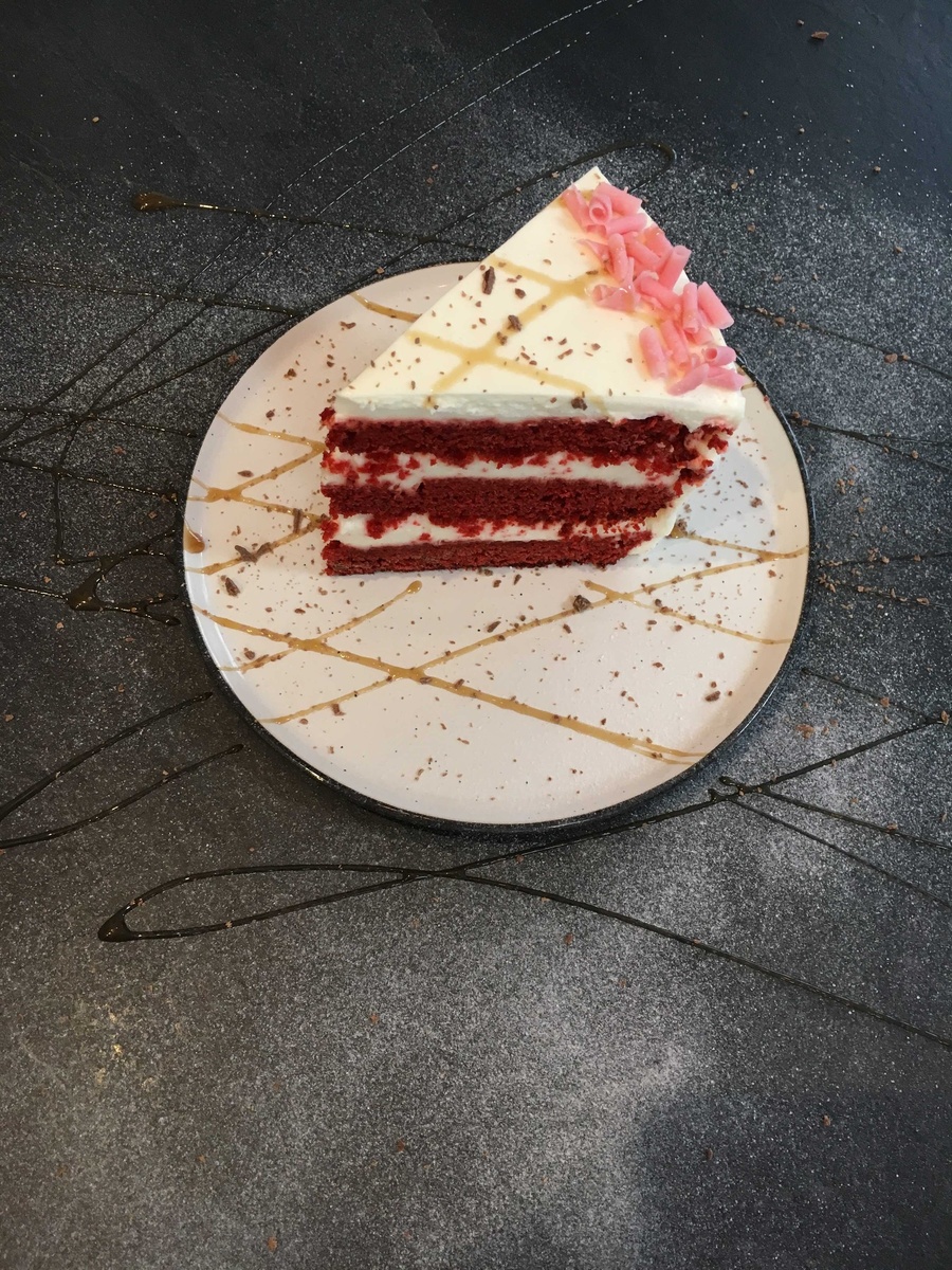 Бывает что посуда украшается именно так, красиво, но грязновато