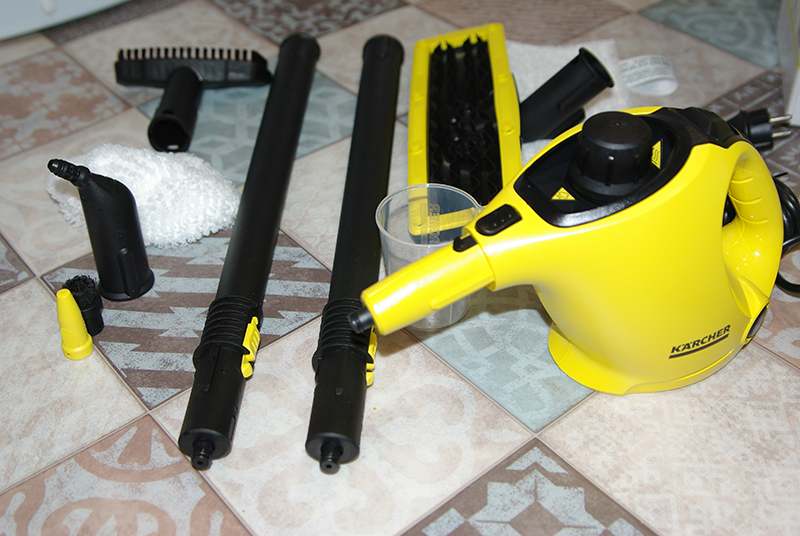 Комплектация на удивление неплохая, есть тряпочки, разнообразные щетки, насадки, трубки, и всё это для того, чтобы дотянуться до самых труднодоступных мест. Тут снимаю шляпу, придраться не к чему. Есть даже стаканчик, чтобы заливать воду