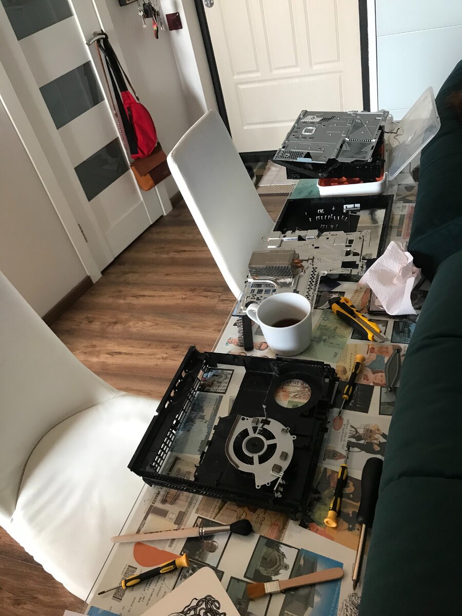 Куски игровой приставки на столе