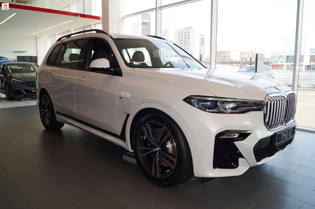 Автомобиль BMW X7 (G07), выставленный в шоу руме автосалона