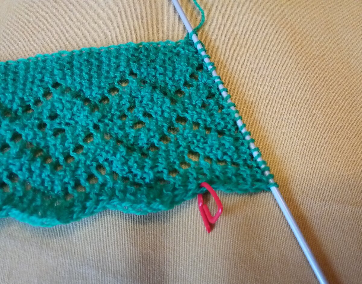 Вывязанный правый нижний угол каймы. Красный маркер - окончание прямого вязания каймы