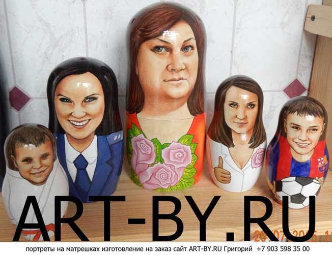 у мамы большой букет роз, старшая дочь работает в полиции, две дочери и два внука, один занимается футболом , второй борьбой