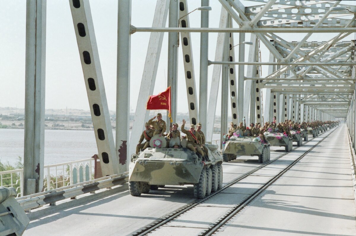 Когда ссср вывели из афганистана. Вывод советских войск из Афганистана 1989. Мост дружбы Афганистан Узбекистан. Мост дружбы Афганистан 1989. Вывод войск из Афганистана 1989 Громов.