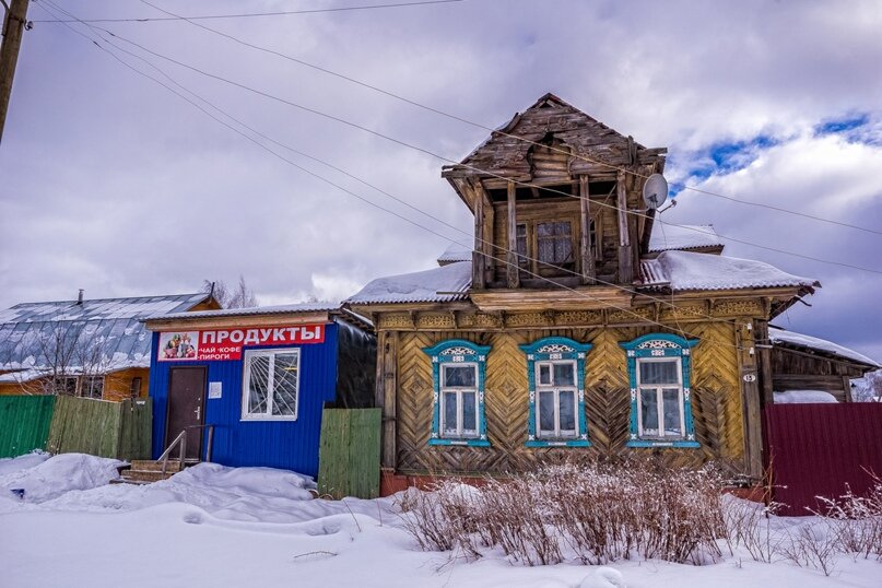 Соседство нового и старого в Романове зачастую выглядит нелепо и комично