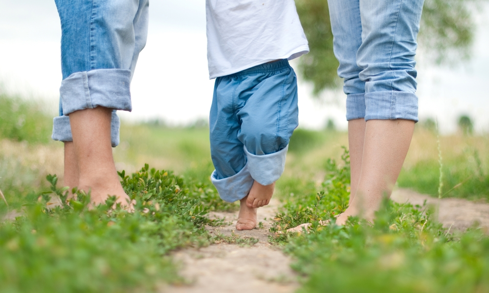 Почему ребёнок ходит на носочках: возможные причины, методы лечения