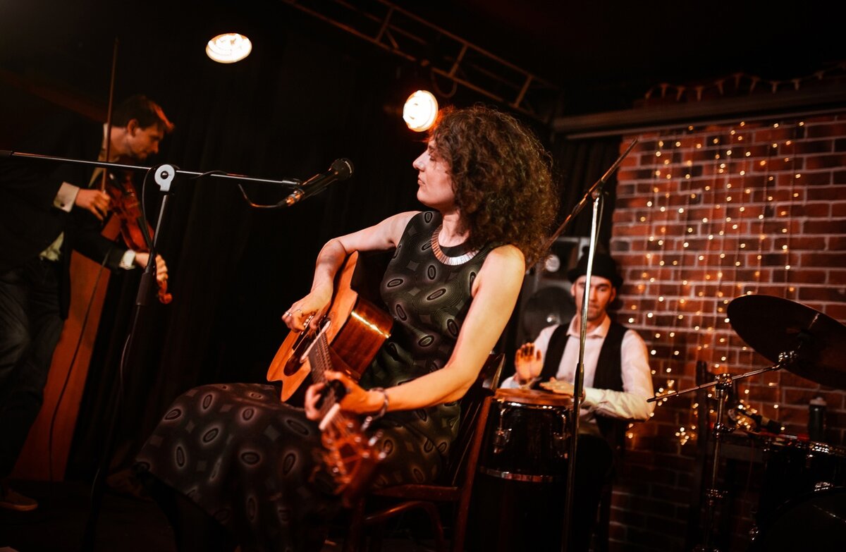 Дебора картер певица. Джоанна коннор блюзовая гитаристка в молодости. Beth hart. Исполнительницы блюза. Ruth brown — американская певица.