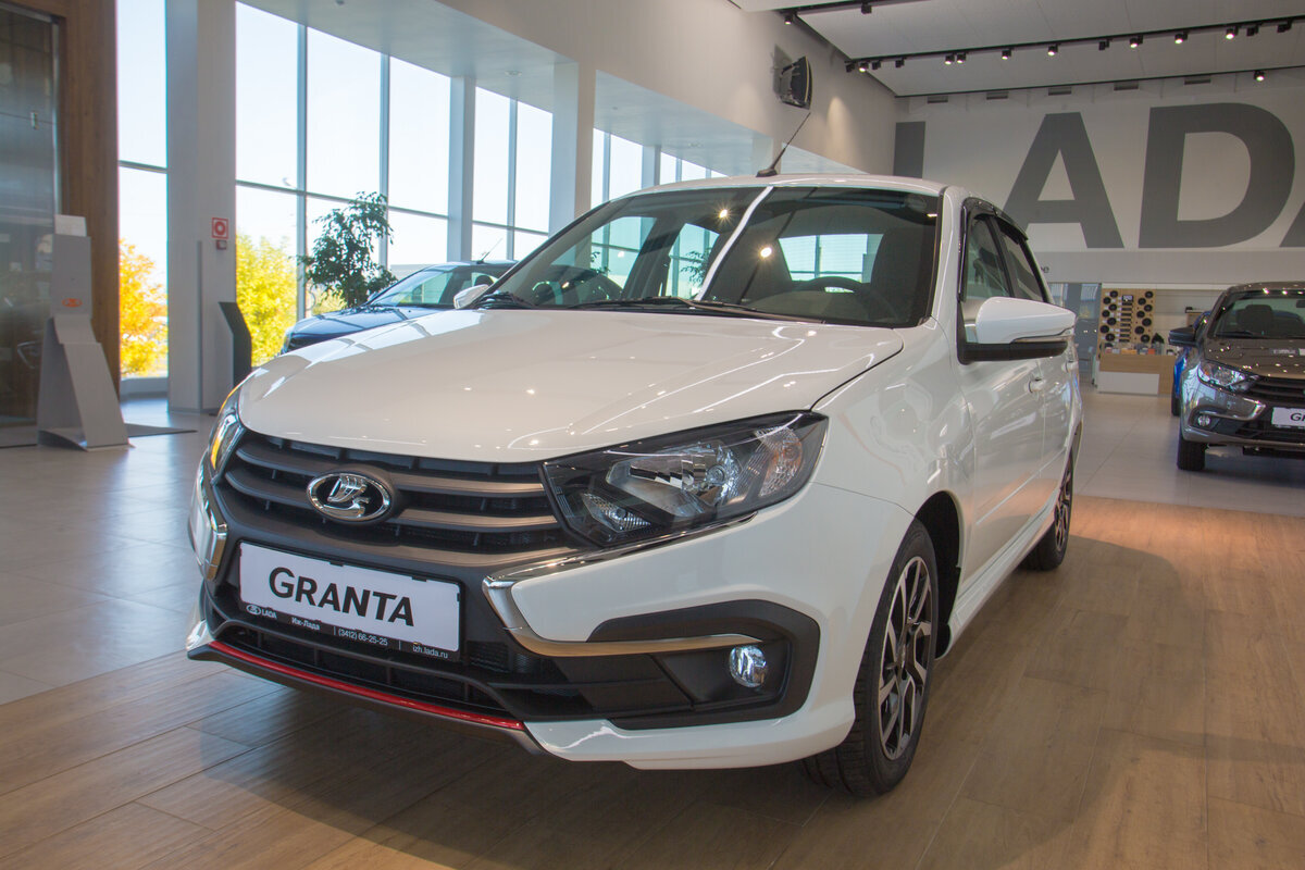 Lada Granta FL Drive Active белая