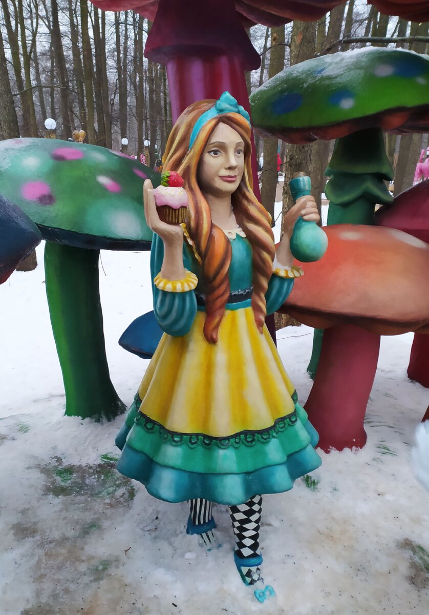 Узнаёте маленькую, жутко любопытную, девочку-фантазёрку – Алису в стране чудес?