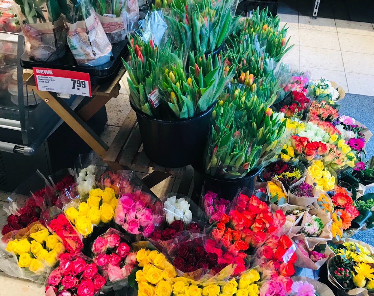 Выбрать есть из чего: розы, тюльпаны, составные букеты