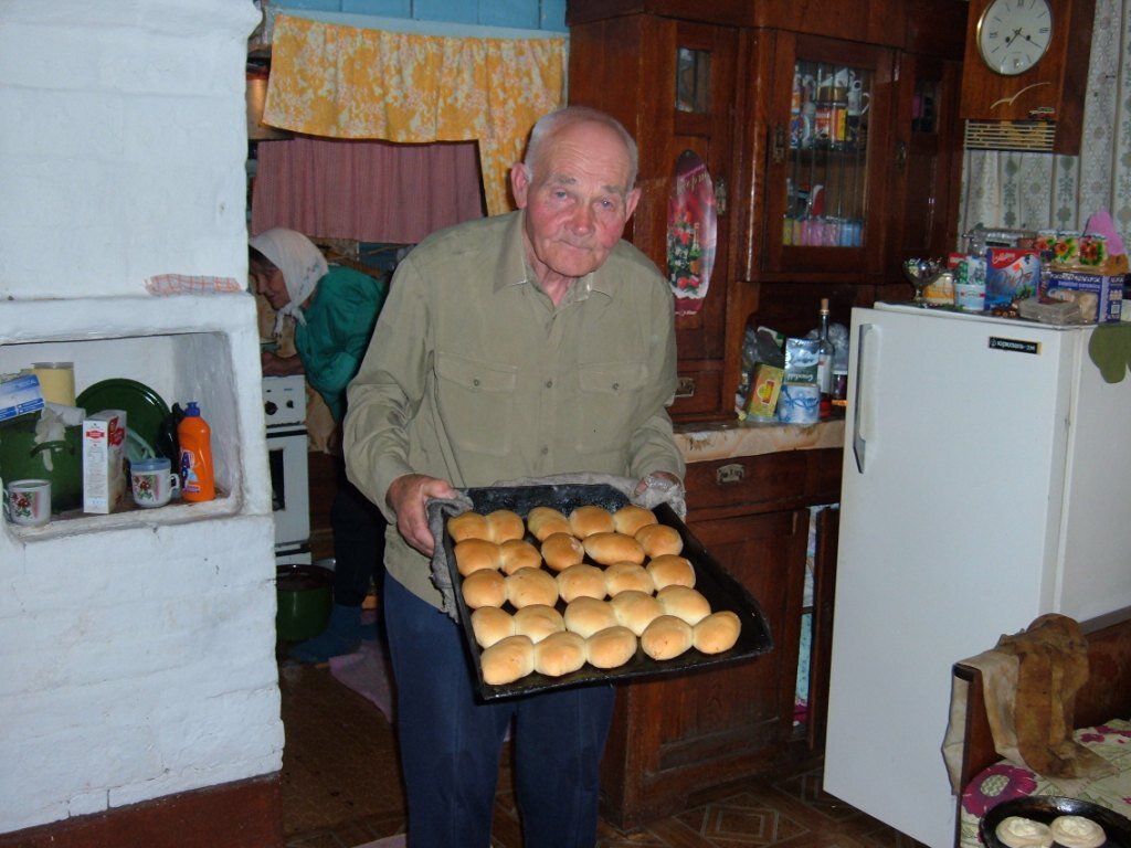 Дядя Боря, Всегда сам пёк пироги.