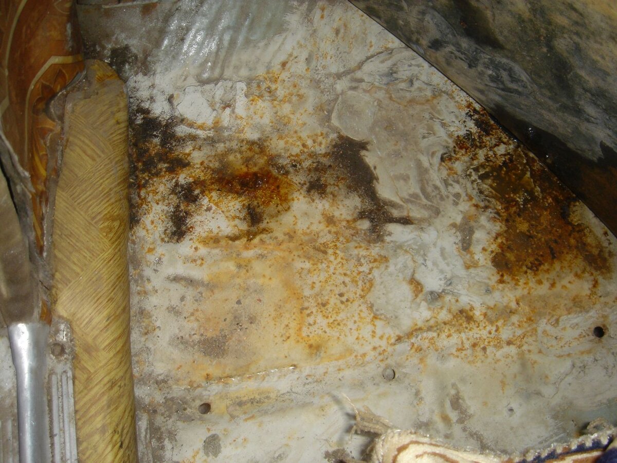 Пол под ногами водителя. Из-за напольного расположения педалей здесь обычно сыро после дождя. 