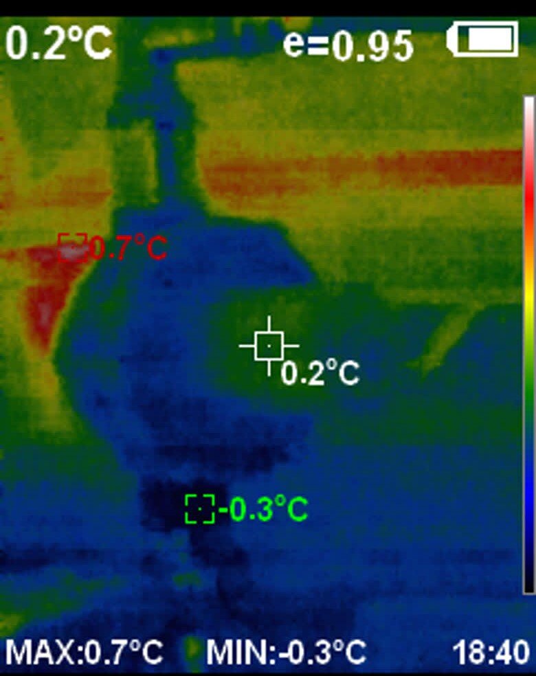 Это блок автоматики, видно, что пластик не остывает на нём +0.7°C , а вот на латунной гайке уже -0.3 °C