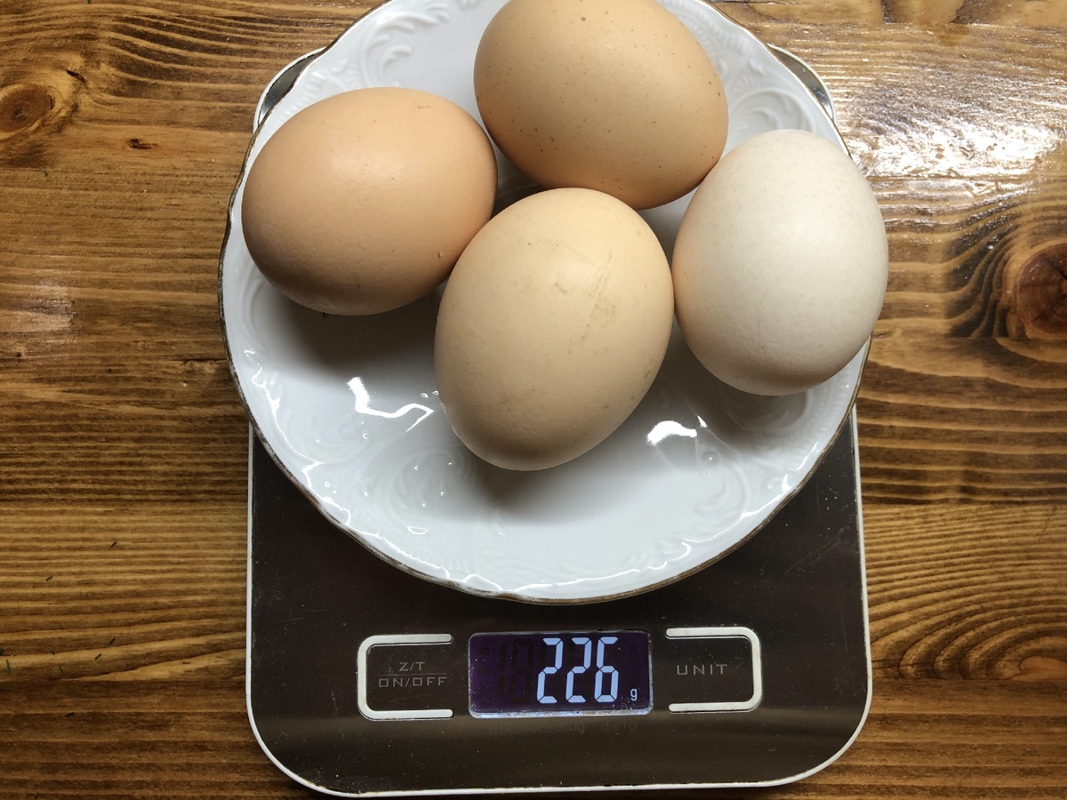 Обычно я беру 3 крупных яйца. В этот раз у меня были яйца молодых курочек, они довольно мелкие, поэтому я взяла их 4. Вес показывает БЕЗ тары.