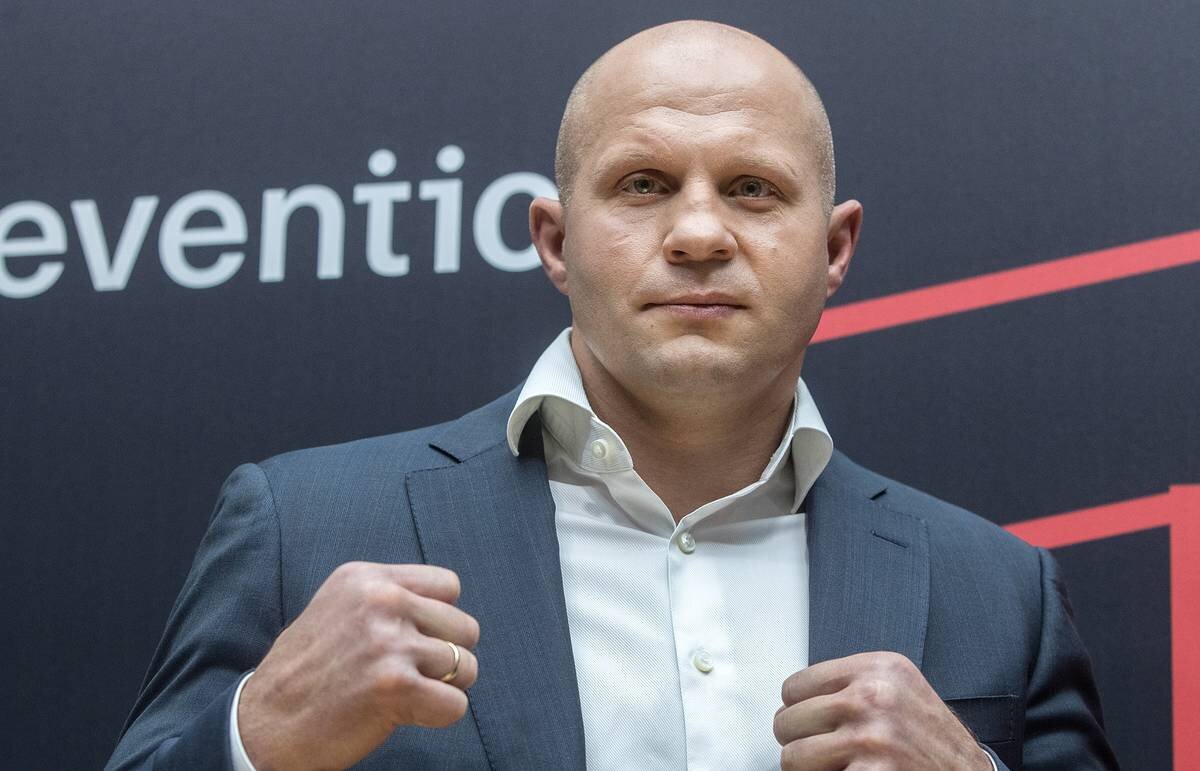 Федор Емельяненко позирует. 