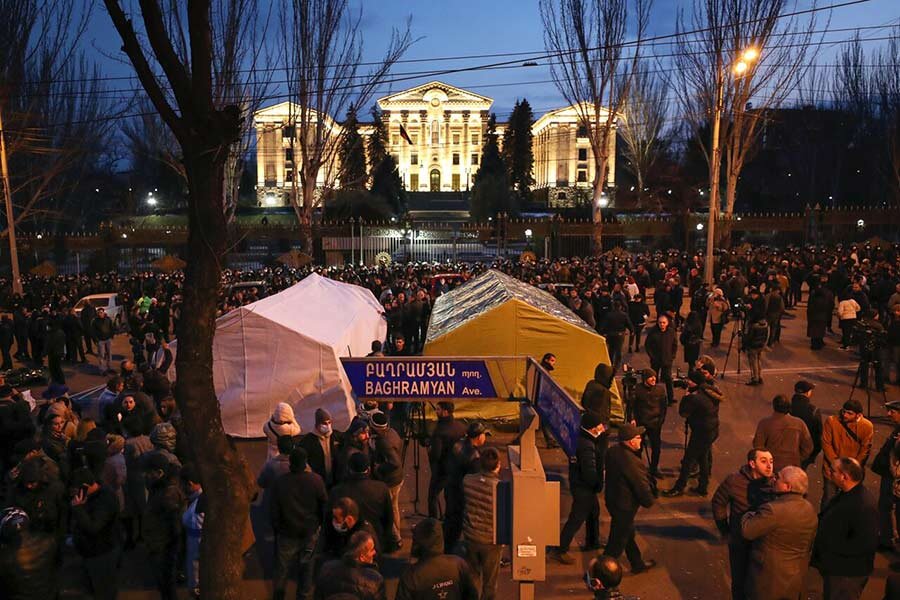 Палаточный городок около здания парламента