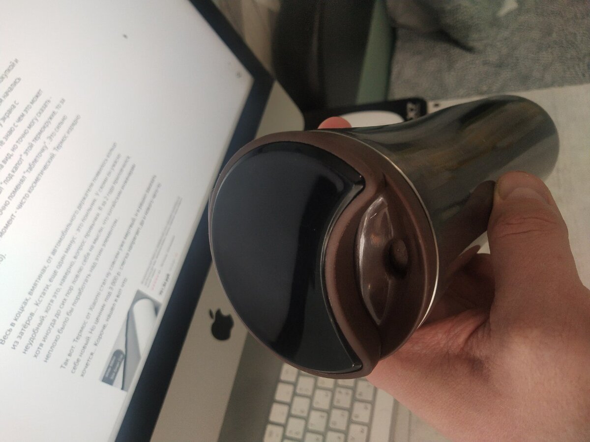 Странный поильник на старом термосе. Поговорка "по усам текло, а в рот не попало" родилась именно после использования этой термокружки, поверьте мне на слово.