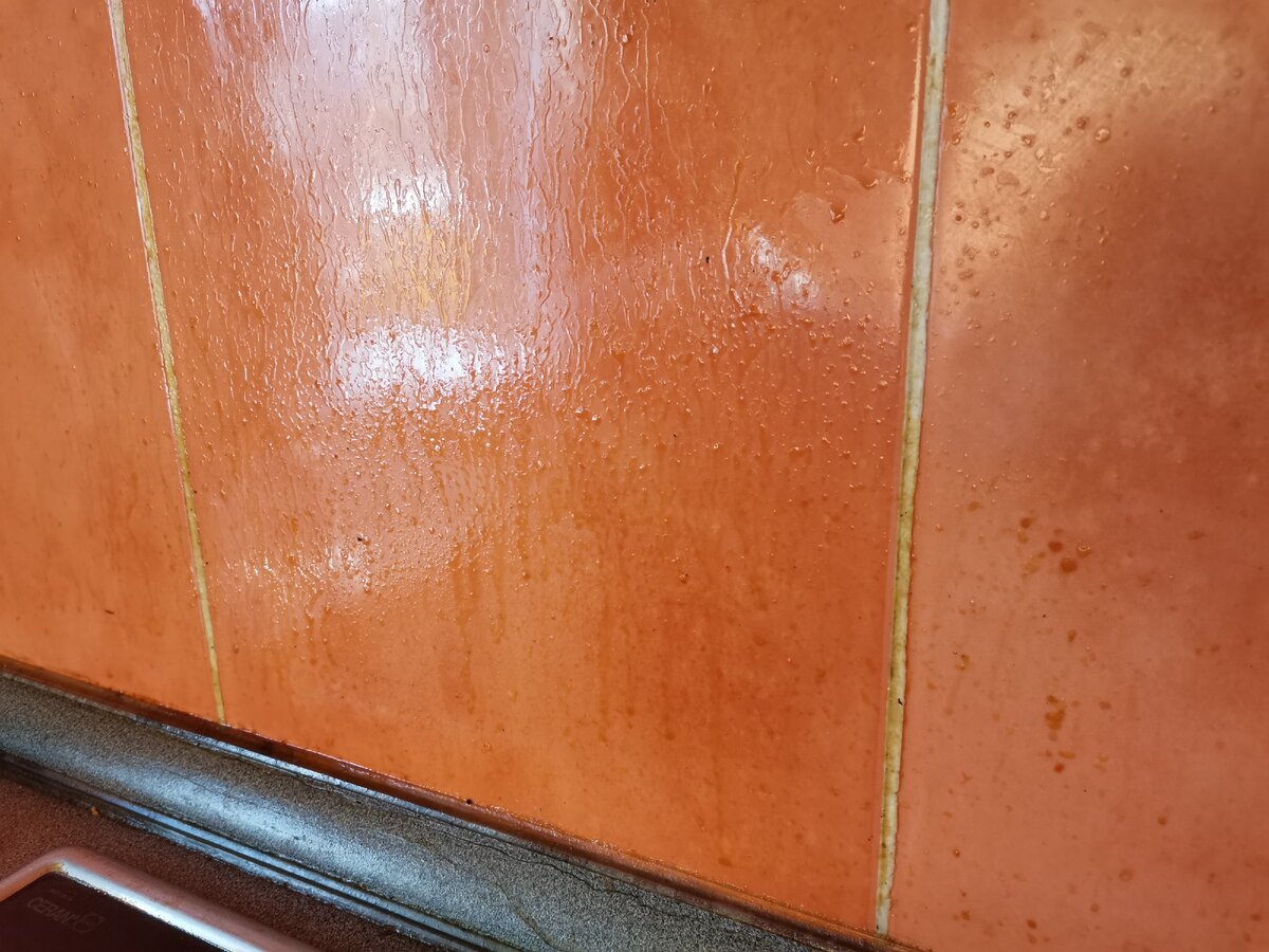 Вот такая стена у плиты