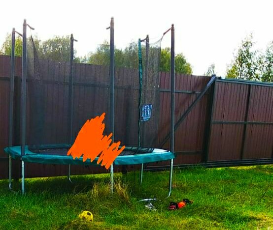 Забор просто загляденье, за ним чувствуешь себя в безопасности.