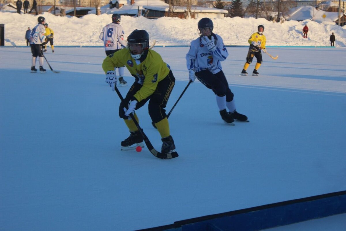 В жёлтой форме - команда "Спутник"