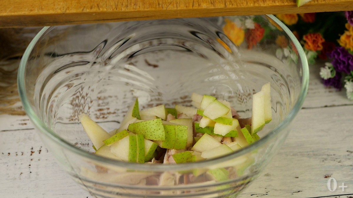 Салат на 8 Марта «КРАСОТКА» с грушей и курицей нереально вкусно. Нежный, яркий, готовится без майонеза. Удивление гостей гарантировано! Рецепт просто бомба. Настоящее объедение.-3