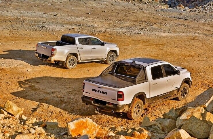 Оба являются пикапами, но не конкурируют между собой - Ram 1500 больше и дороже L200