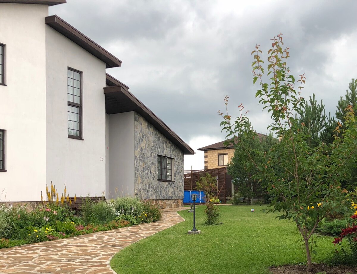 Лужок вокруг нашего дома