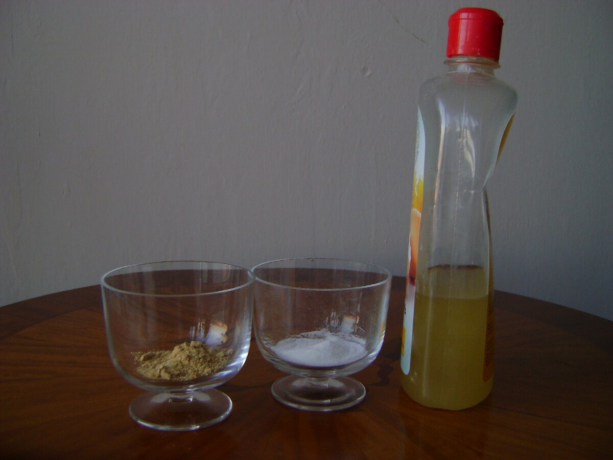 на фото порошок горчицы, порошок соды и в остатки шампуня добавлена вода с содой 