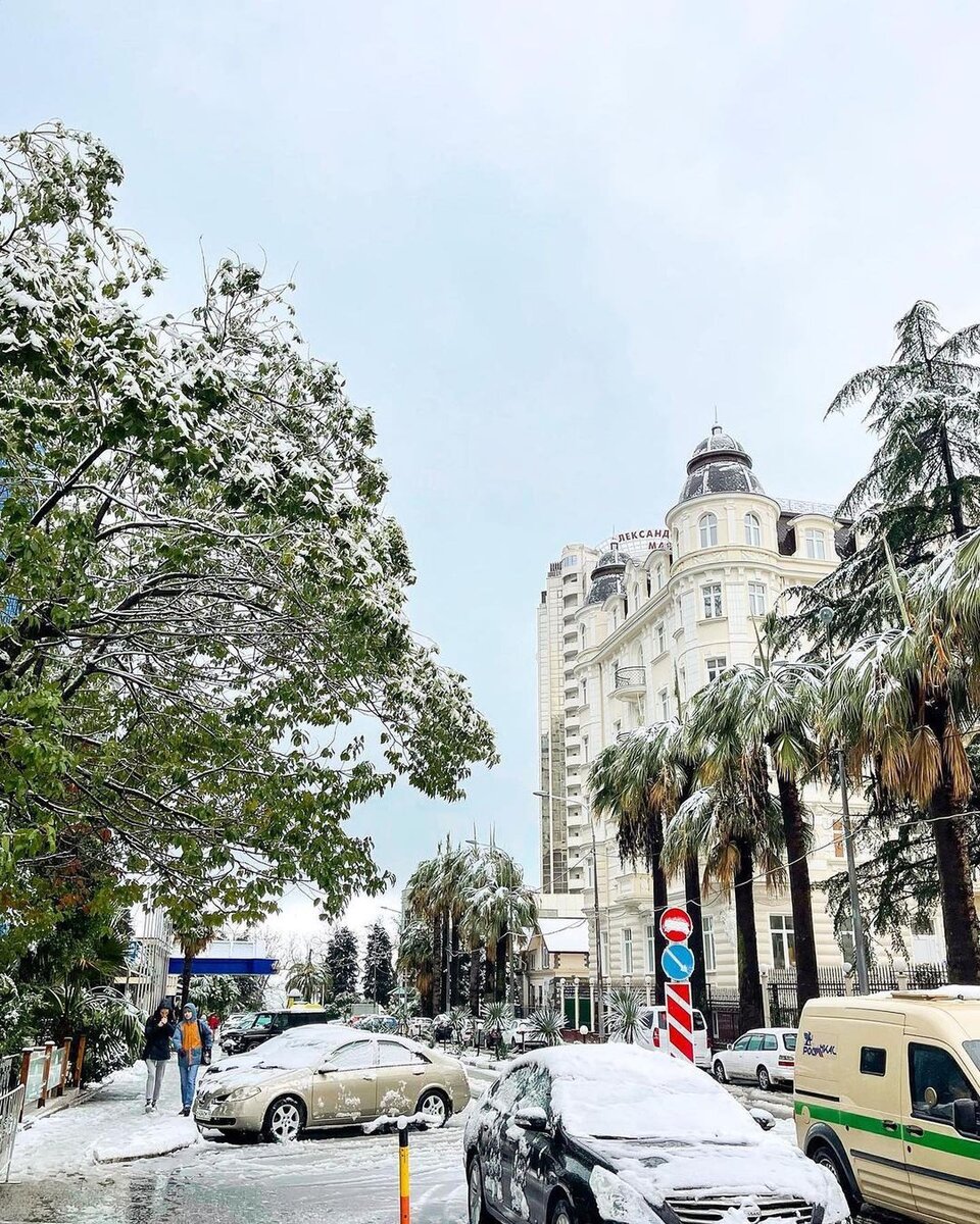 Центр Сочи в редком снеге (фото из инстаграм @dyninadaria)