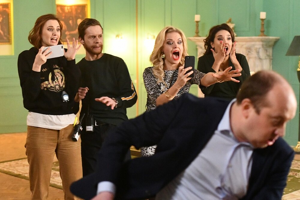 сериал «Мылодрама» 2019 На пост генерального директора канала садят неудачливого заправщика, что бы он окончательно испортил репутацию компании. Вот только чем больше герои работают вместе, тем интереснее их работа становится для зрителей.