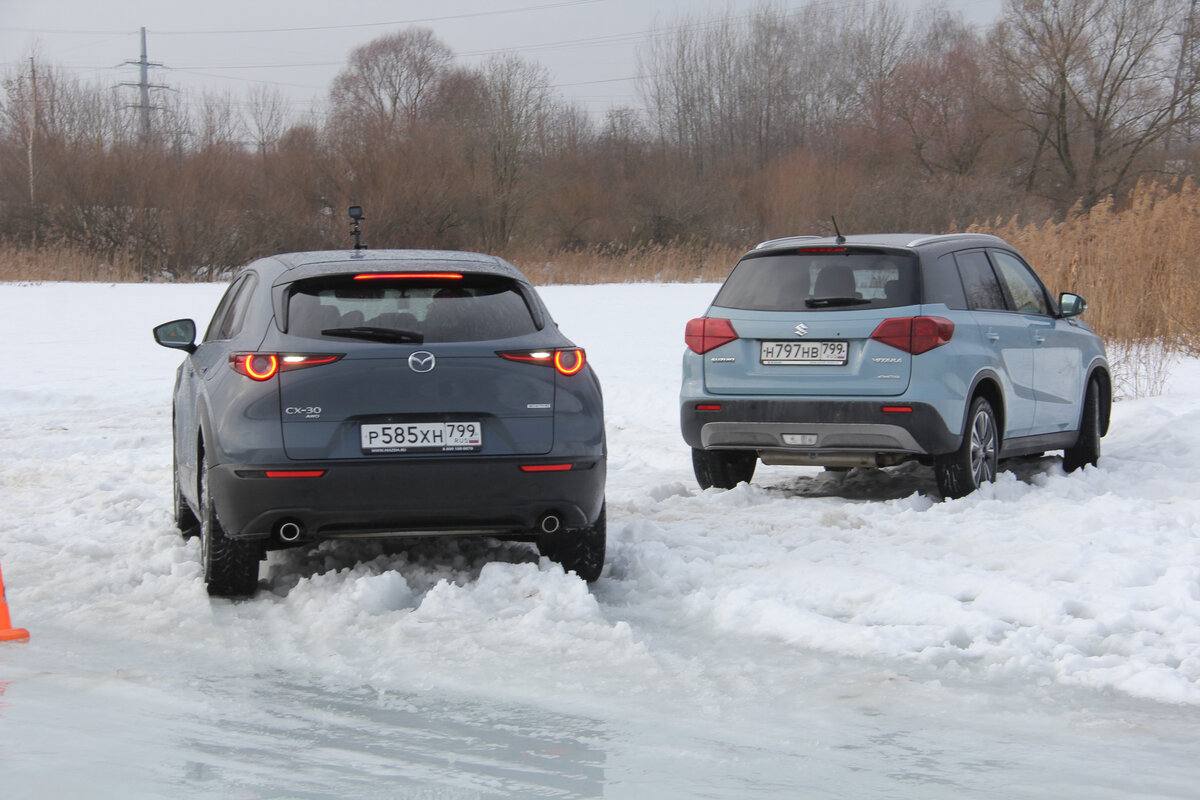 На приветствии ведущие отметили, что Mazda CX-30 внешне выглядит  интереснее Suzuki Vitara.  Но экстерьер в тесте баллами не оценивается. 